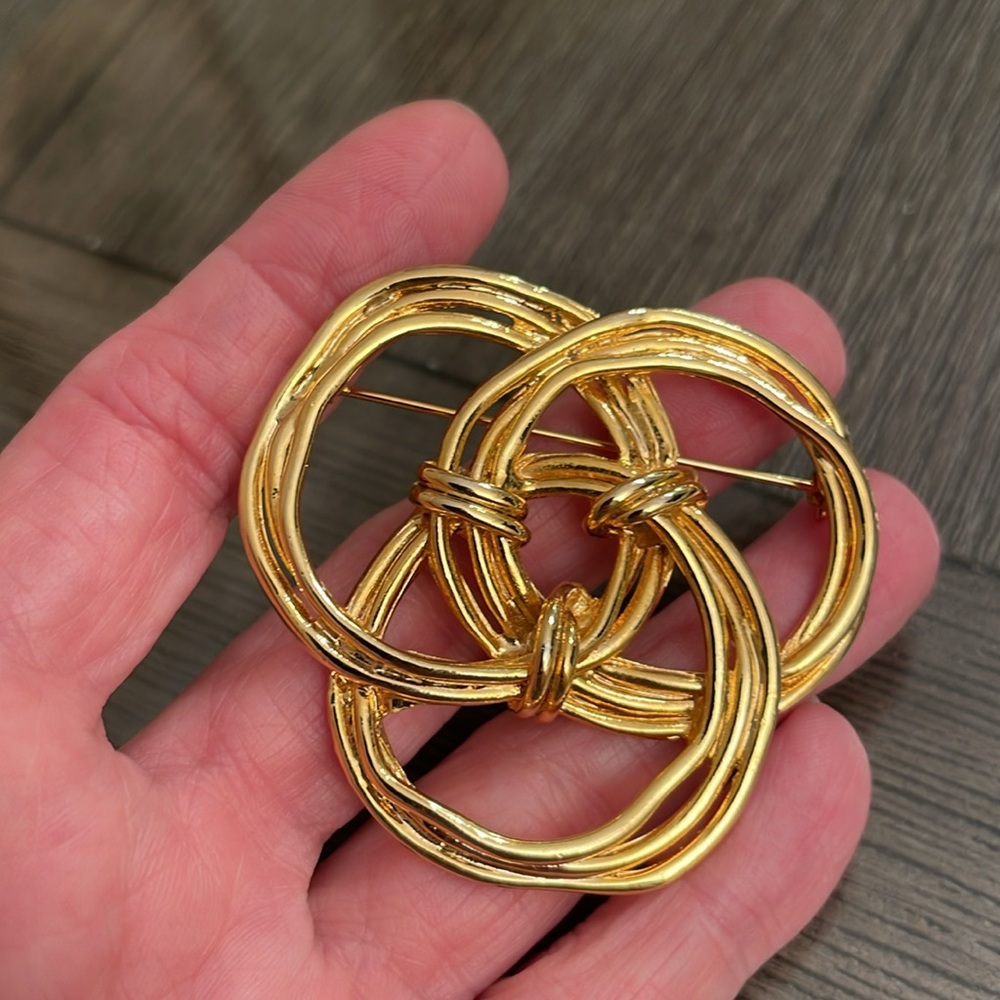 Vintage Interlocking Circle or Knot Gold-tone Metal Pin - Picture 6 of 16